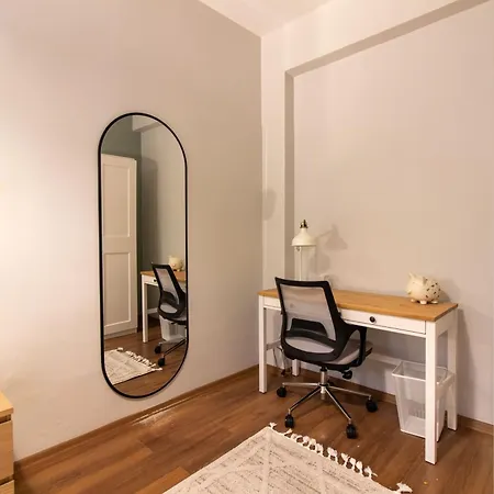 דירה Bright Loft With 3 Bedrooms And Terrace In Galata איסטמבול