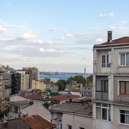 Bright Loft With 3 Bedrooms And Terrace In Galata Апартаменты